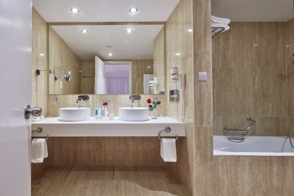 Grecian Bay Hotel 2025 tavasz