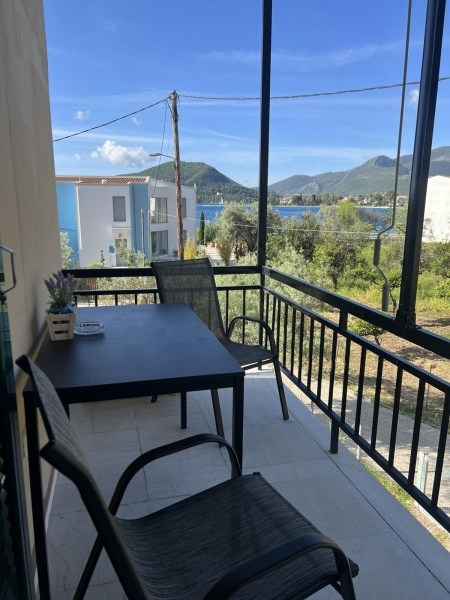 Kostas apartmanház, repülővel