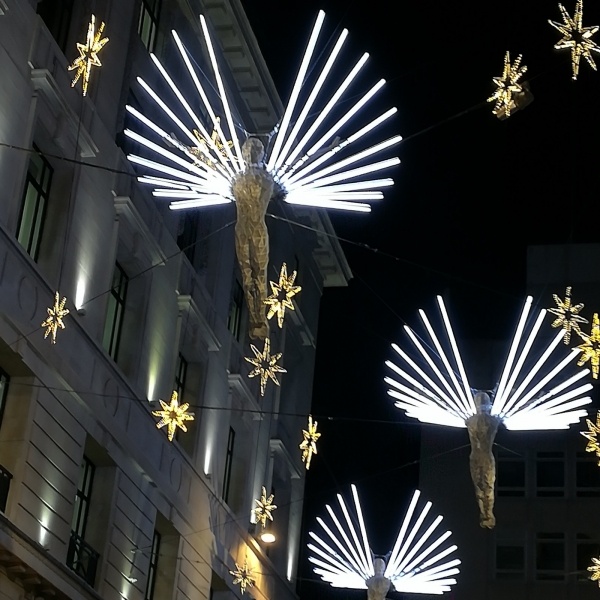 London karácsonyi fényben, repülővel