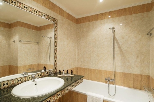 MITSIS PETIT PALAIS  ****