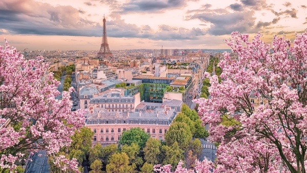 TOURS ÉS A LOIRE-VÖLGYE ***