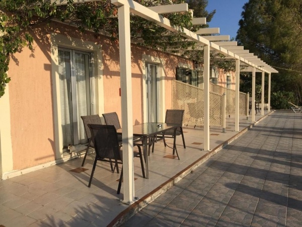 Despina Stúdiók, repülővel