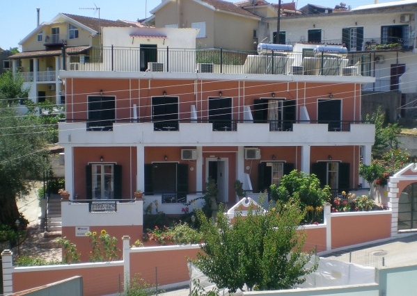 Filoxenia Apartmanház, repülővel