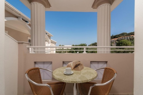 Hotel Daisy ** RE, repülővel