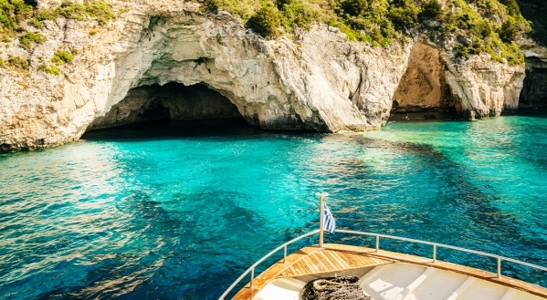 Dél-Albánia partjaitól Korfu szigetéig