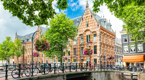 Hollandia repülővel