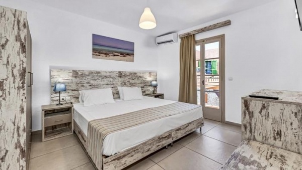 Erato Hotel ***