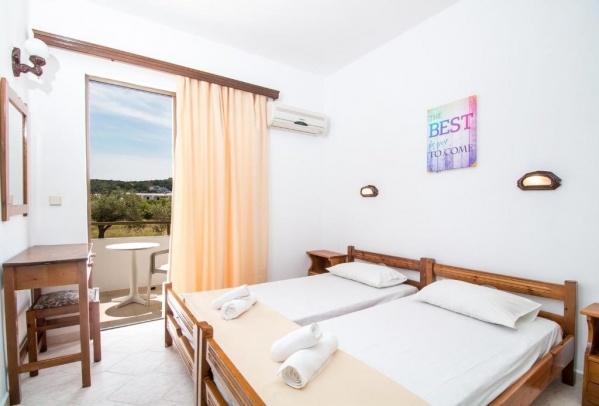 Nikos BNB Aparthotel RE, repülővel