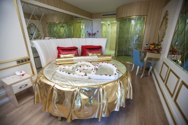 Azura Deluxe Resort & Spa Hotel***** - UAI, repülővel