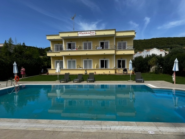 Alexandros Apartmanház, repülővel