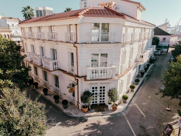 Moenia Boutique  *** Durres repülővel